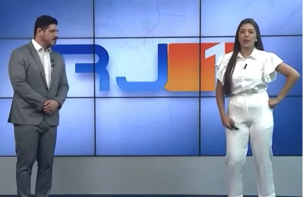 Jornalista da InterTV passa por constrangimento ao vivo, chamando turistas de 'farofeiros'. Entenda o incidente durante o telejornal da Globo.