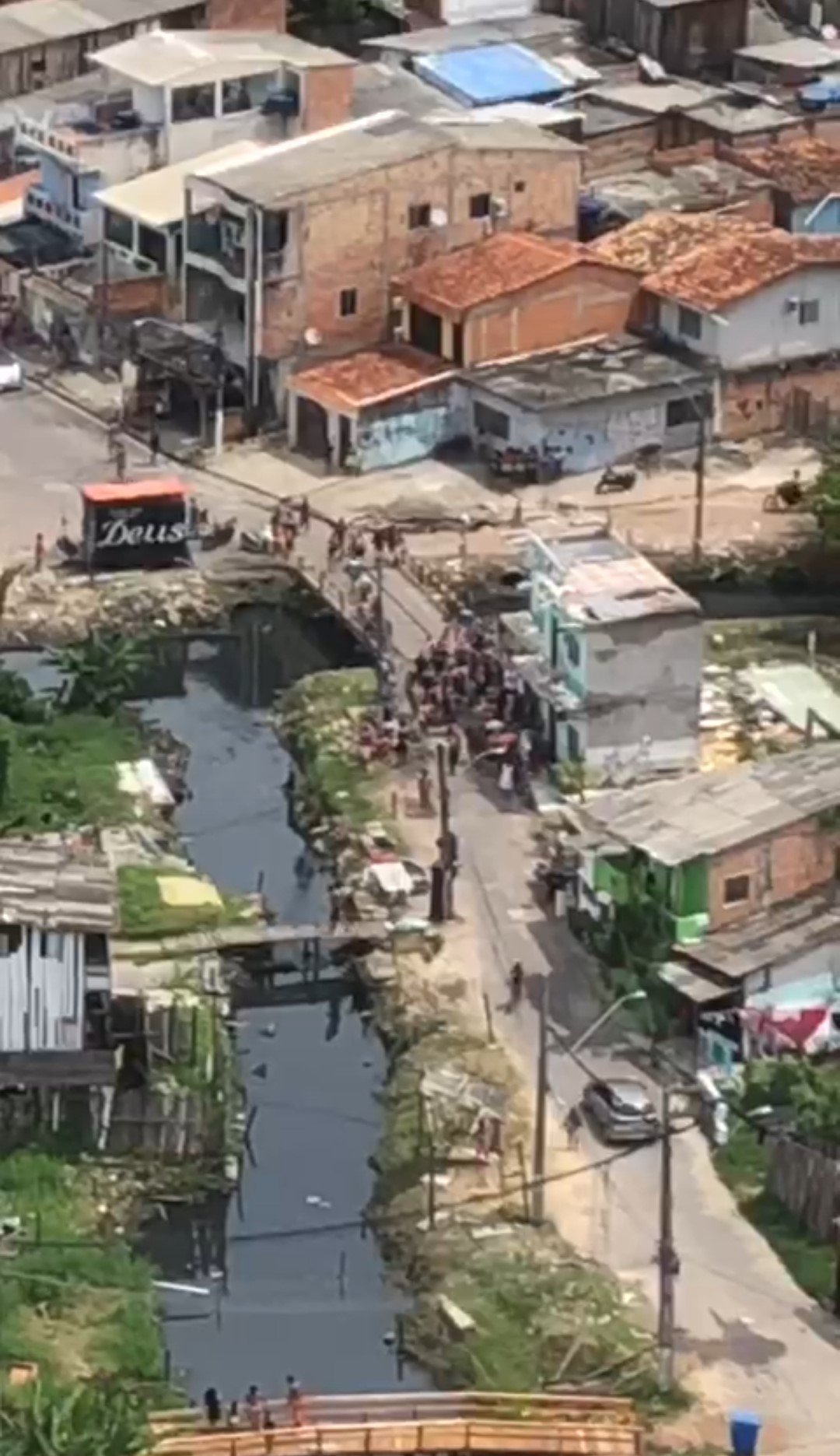Os assassinos tomaram rumo ignorado e equipes da Polícia Civil tentaram localizar possíveis câmeras que tenham gravado a chegada e a fuga dos criminosos. 