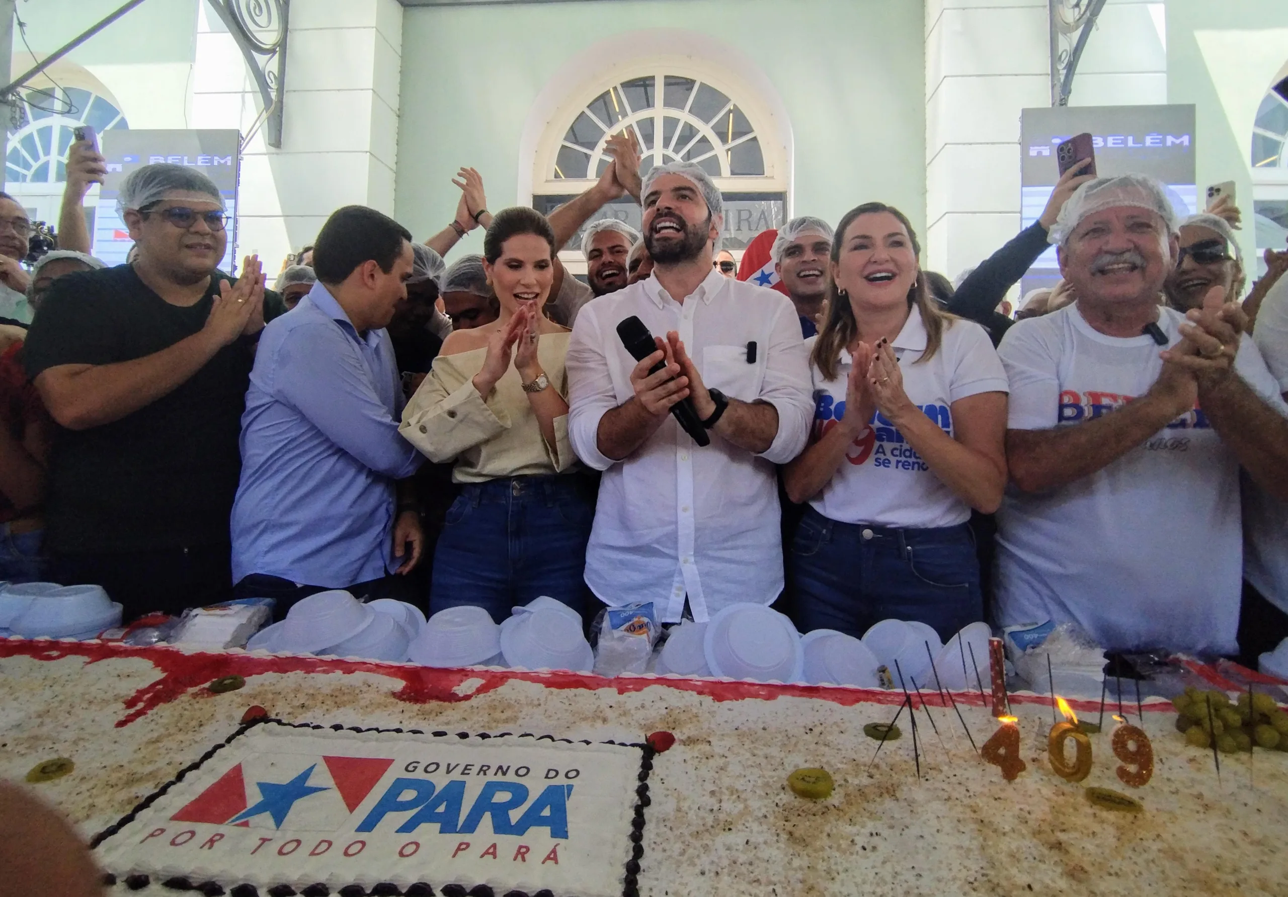 Prefeito Igor e governadora em exercício Hana puxam os parabéns. Créditos: Irene Almeida/Diário do Pará