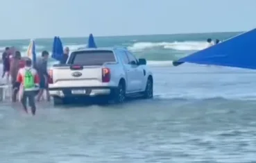 Carro atolado na praia de Salinas virou uma tradição