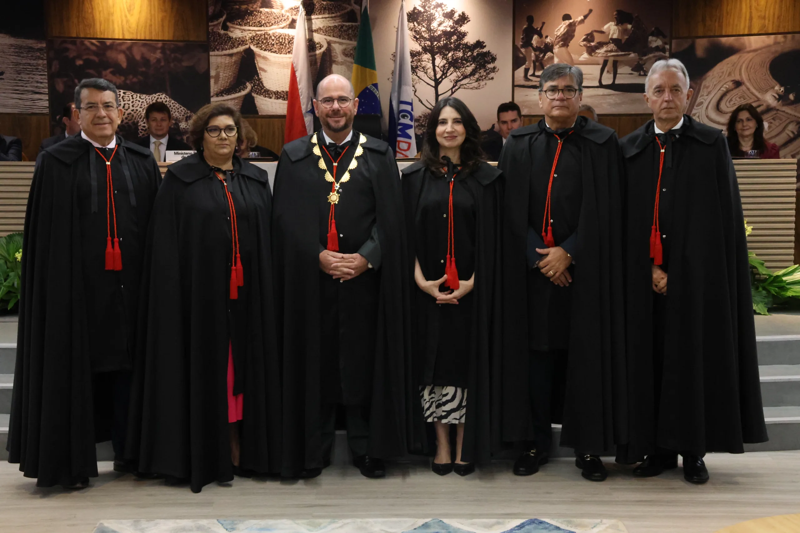 Os conselheiros do Tribunal de Contas Cezar Colares, Maria Lúcia Barbalho, Lúcio Vale, Ann Pontes, Daniel Lavareda e Antônio José Guimarães FOTOS: RICARDO AMANAJÁS