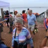 Recepção calorosa em Belém: turistas internacionais são acolhidos com música local e hospitalidade durante cruzeiro pela Amazônia.