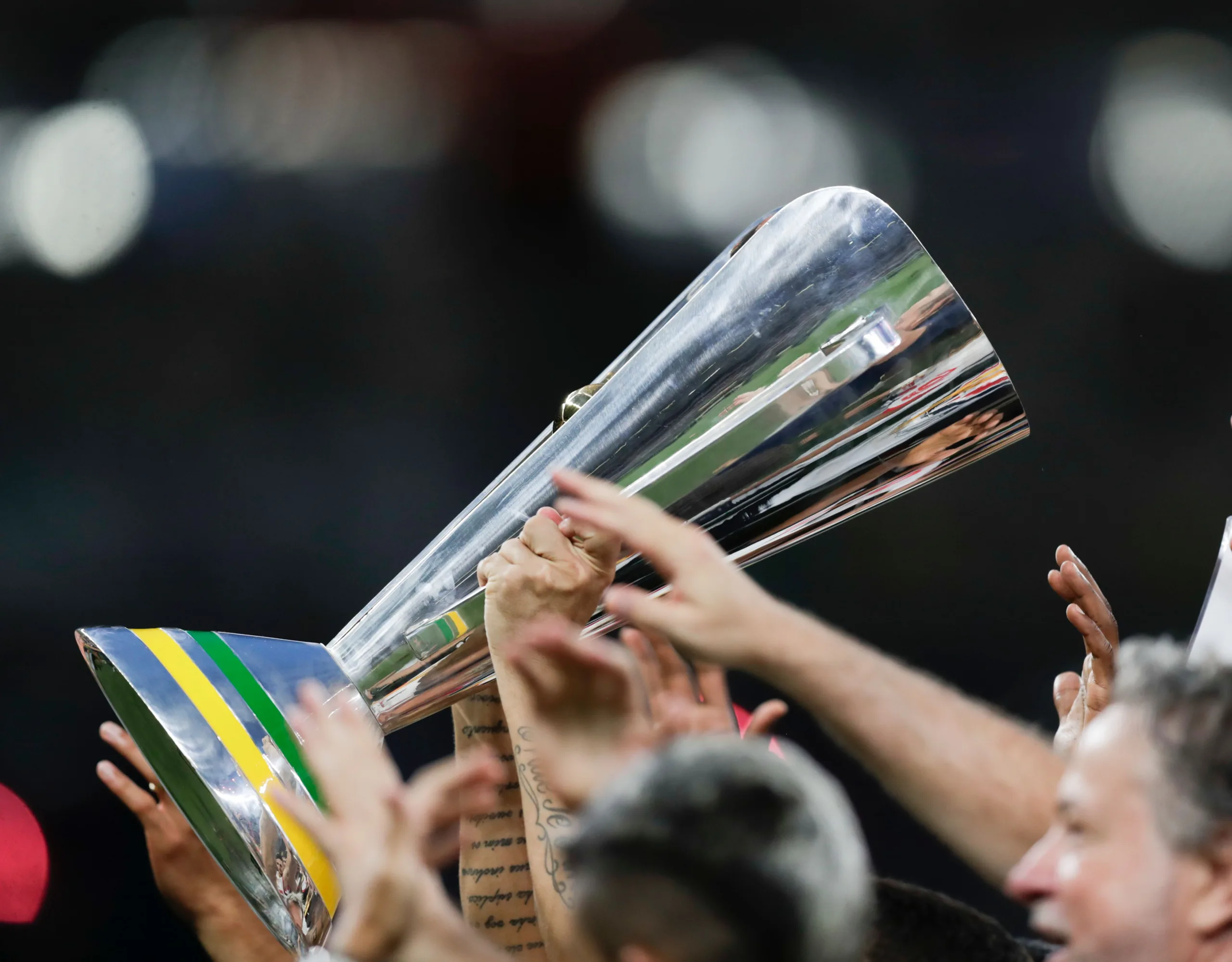 Troféu da Supercopa Rei; título será disputado por Botafogo e Flamengo Créditos: Staff Images / CBF