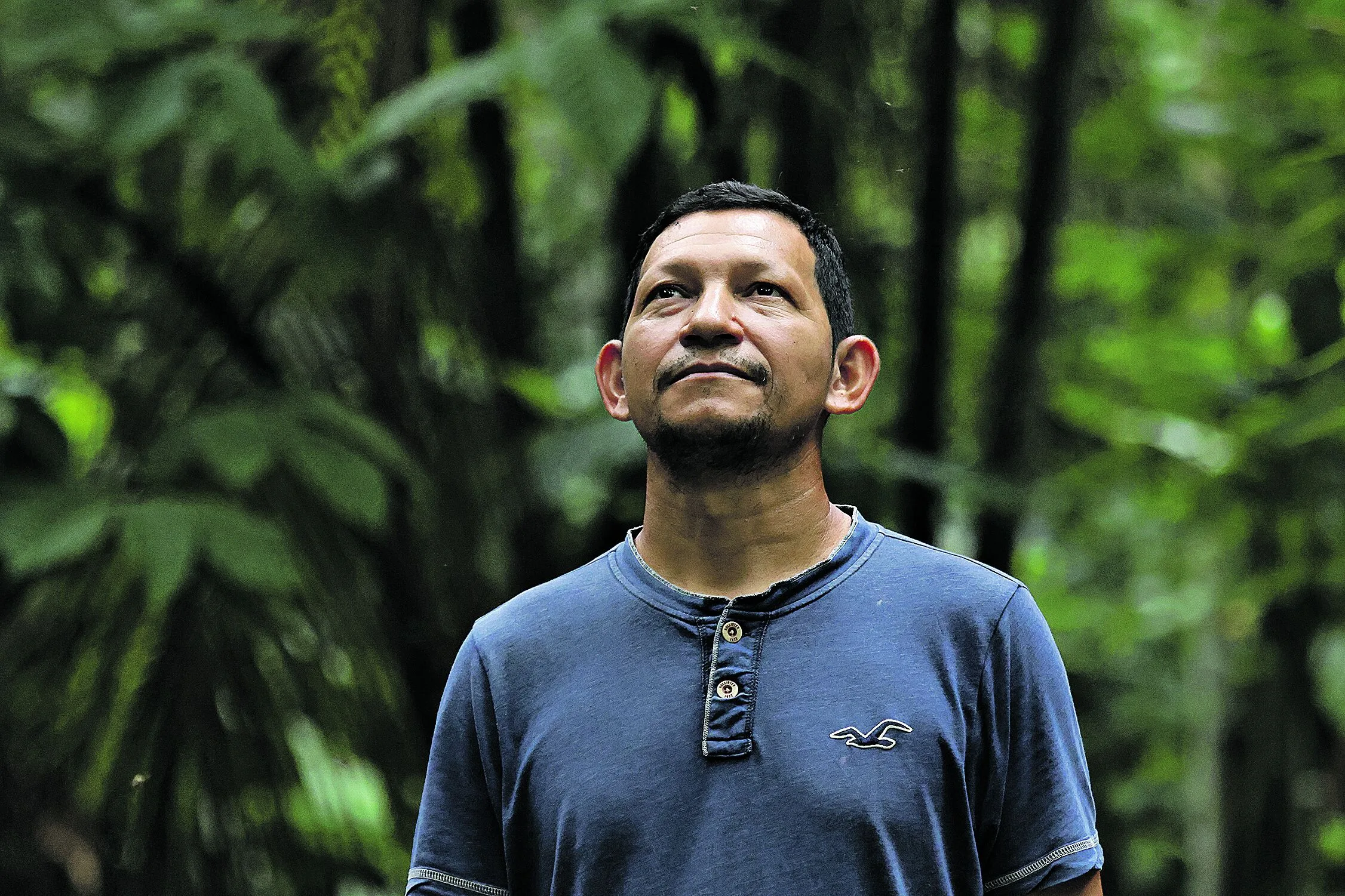 Sobre os efeitos do banho preparado através da maceração das ervas que emanam um perfume único, Charles sempre explica para os que procuram o banho que é preciso acreditar e ter fé. . Foto: Irene Almeida/Diário do Pará