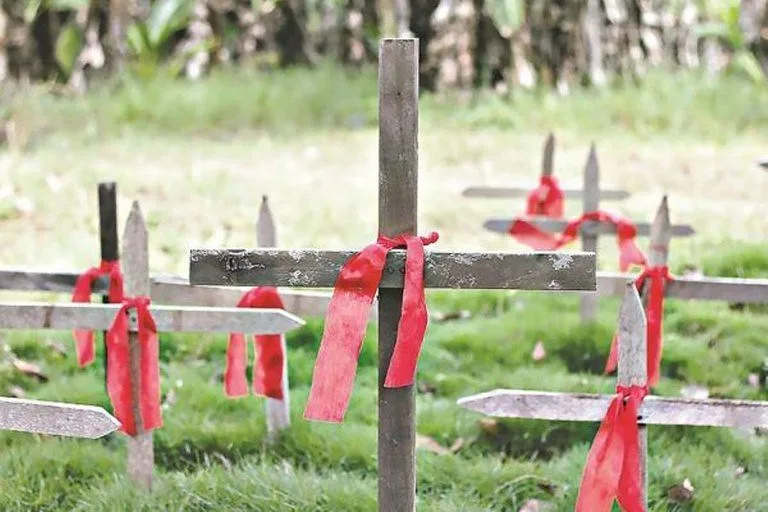 Um ataque a tiros contra militantes do Movimento dos Trabalhadores Rurais Sem Terra (MST) no acampamento Olga Benário, em Tremembé (SP), deixou três mortos e cinco feridos na noite de sexta-feira.