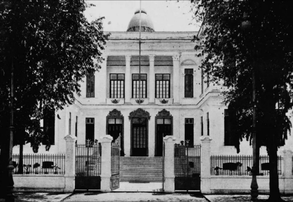 Acesso principal da Santa Casa em 1900, na rua Oliveira Belo

FOTO: Reprodução/Artigo ‘Santa Casa de Misericórdia e as políticas higienistas em Belém do Pará no final do século XIX