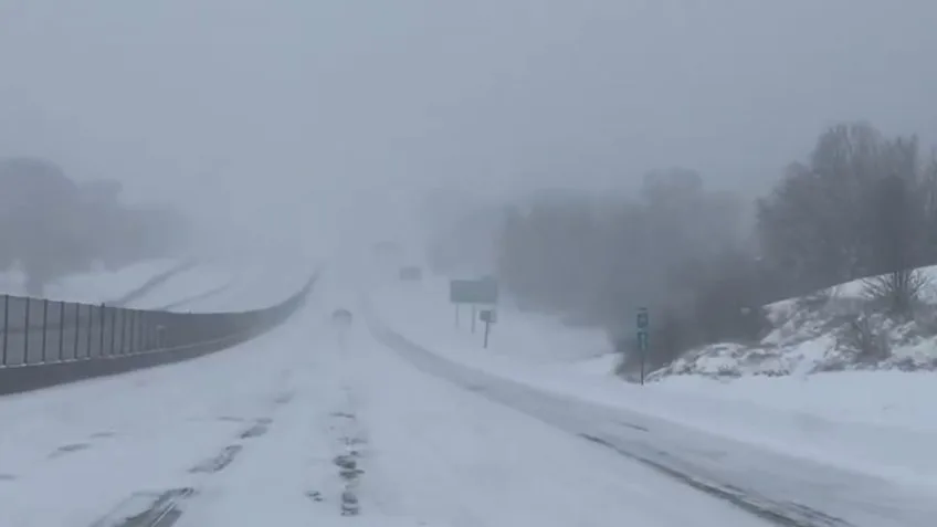 Pelo menos três pessoas morreram em acidentes de trânsito em Kansas e Missouri devido à nevasca, de acordo com autoridades.