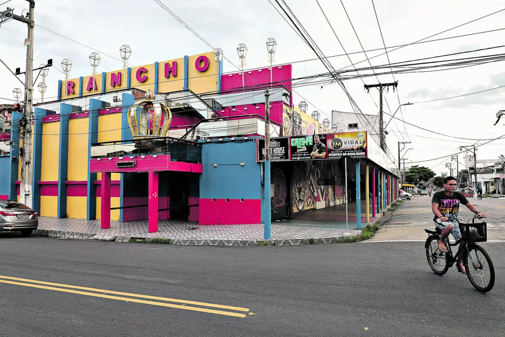 O bairro é a sede da escola de samba Rancho Não Posso Me Amofiná