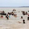 Na Praia Grande, a movimentação de banhistas foi bastante intensa, com a areia lotada de pessoas.