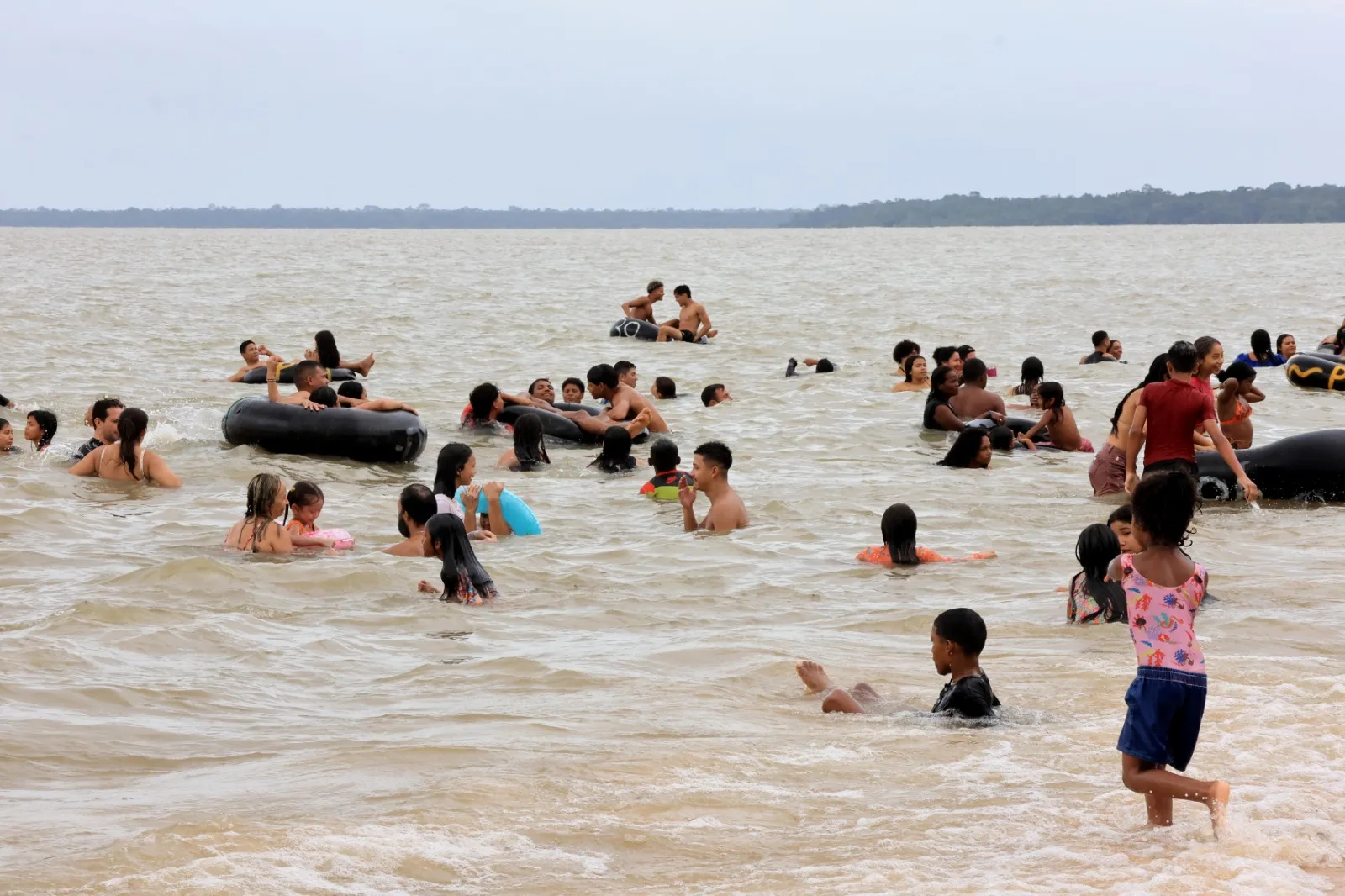 Na Praia Grande, a movimentação de banhistas foi bastante intensa, com a areia lotada de pessoas.