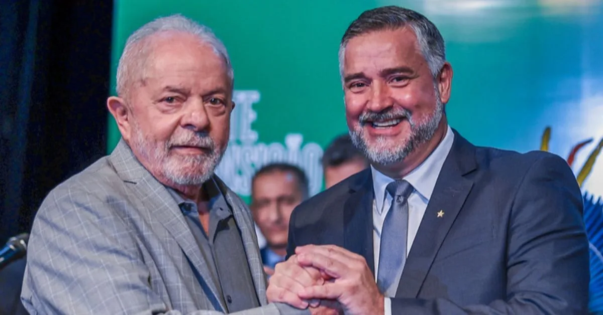 Presidente Lula demite ministro Paulo Pimenta da Secom. Saiba mais sobre a troca e a nova nomeação de Sidônio Palmeira.