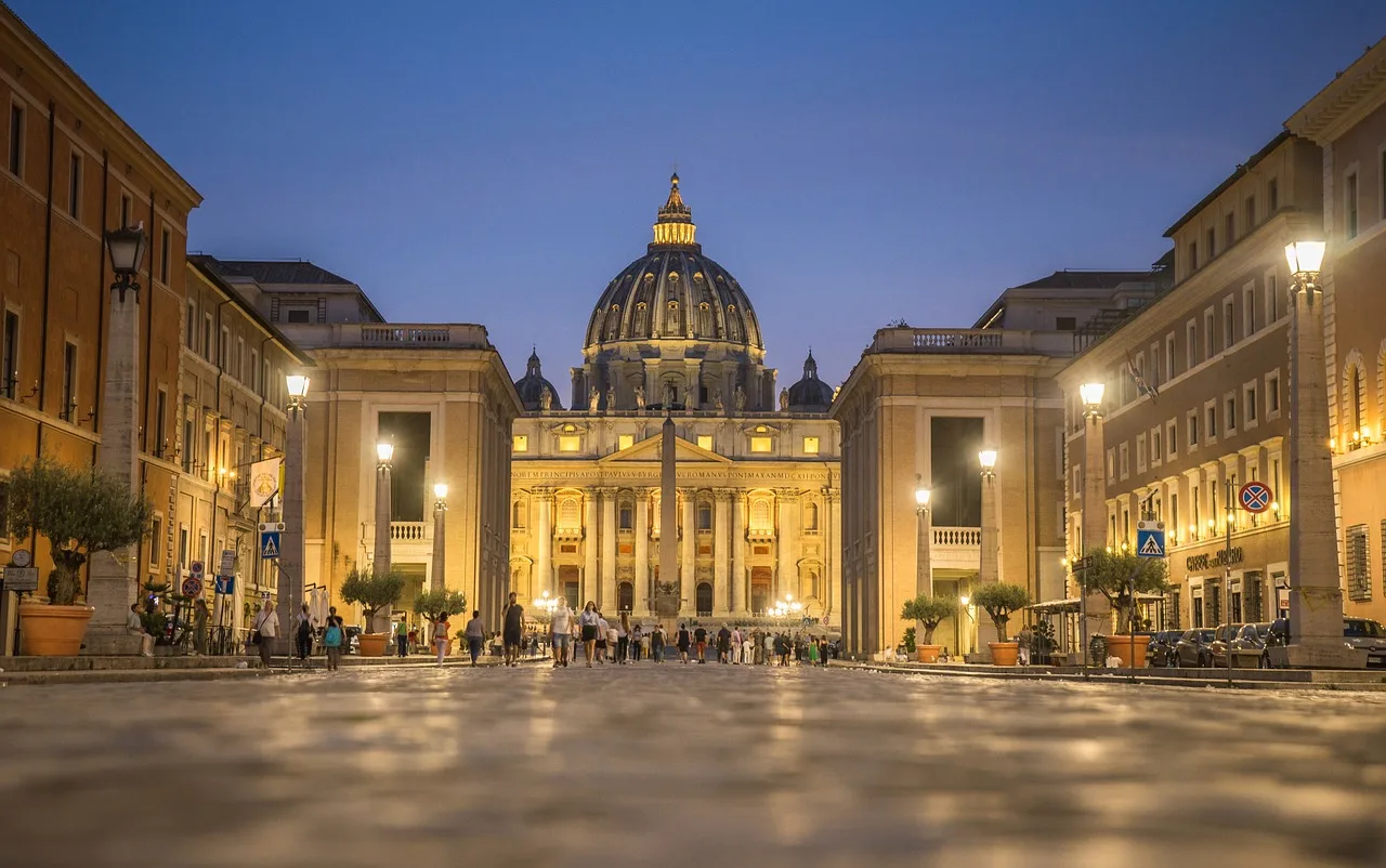 O Vaticano publicou hoje novas orientações para seminários que permitem que homens gays se tornem padres desde que sejam celibatários.