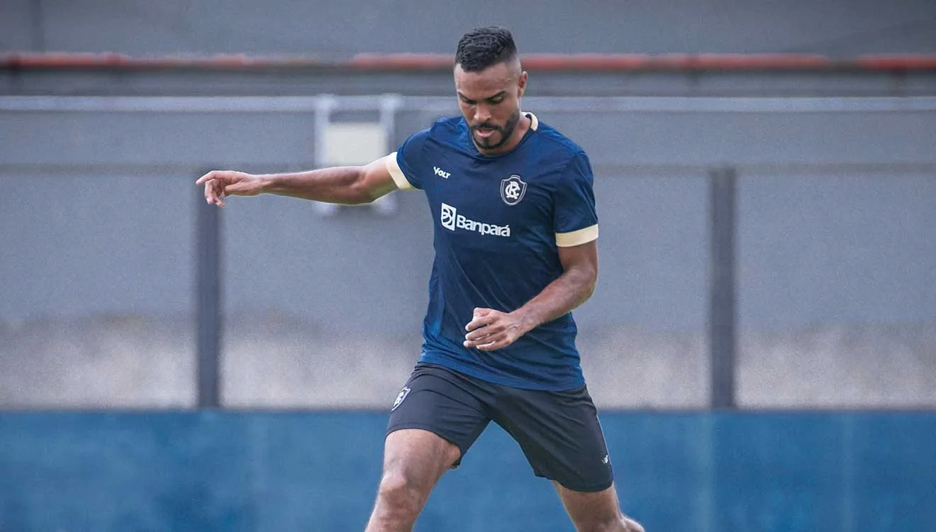 Dener está ansioso para entrar em campo vestindo a camisa azulina - Foto: Samara Miranda/Remo