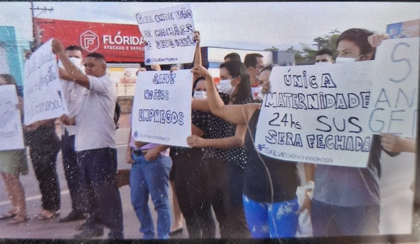 Um grupo protestou nesta segunda em Ananindeua contra a ameaça de suspensão de atendimento no hospital devido o calote da prefeitura. Foto; João Nogueira/RBATV