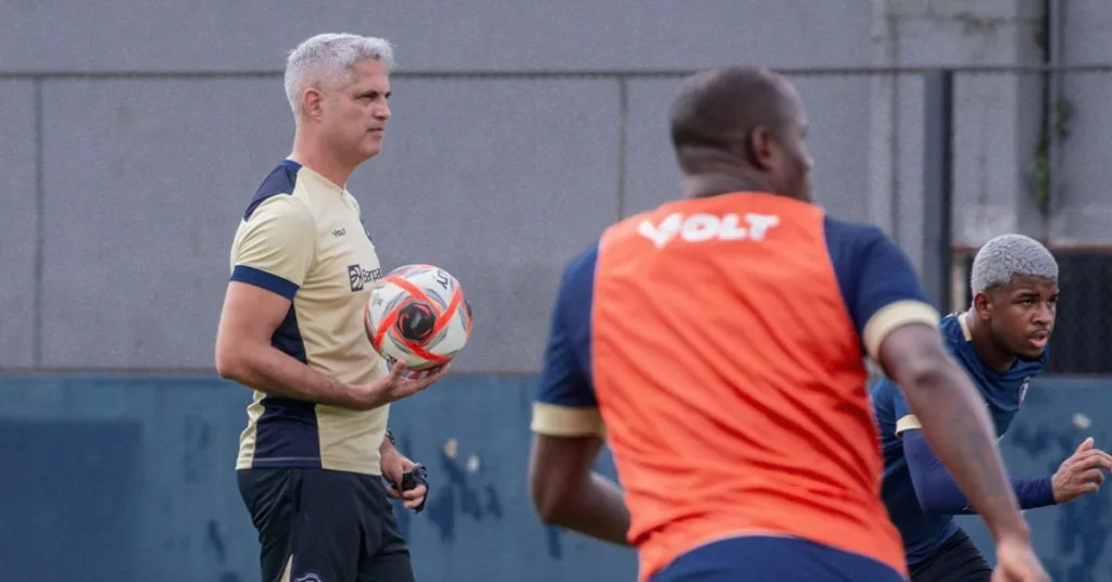 Técnico do Leão trabalha junto à comissão técnica para ter todo o grupo em condições de jogo - Foto: Samara Miranda/Remo