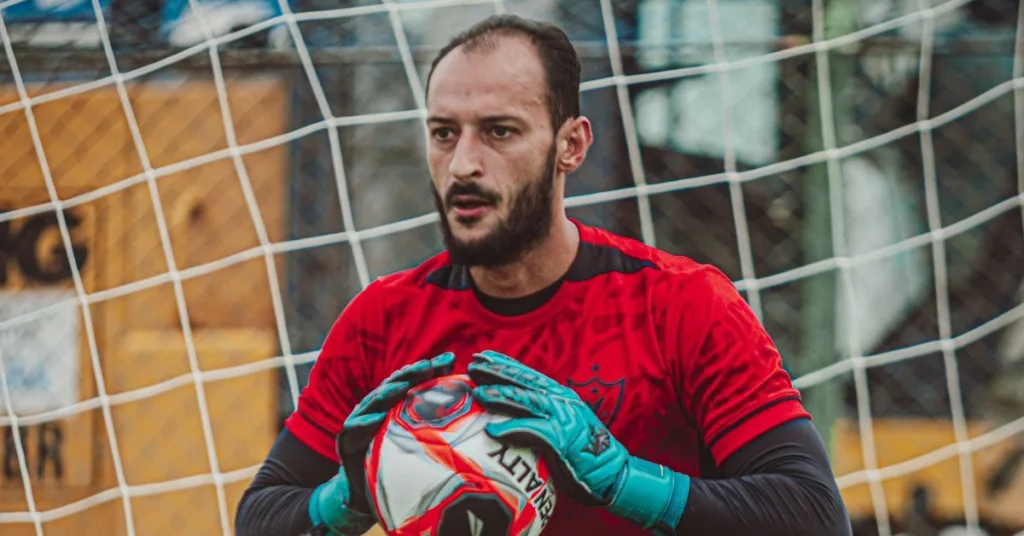 O goleiro Axel Lopes é um dos mais experientes do elenco do Azulão e deve ajudar a equipe a passar pelo primeiro desafio - Foto: Léo Lods/Águia O goleiro Axel Lopes é um dos mais experientes do elenco do Azulão e deve ajudar a equipe a passar pelo primeiro desafio - Foto: Léo Lods/Águia