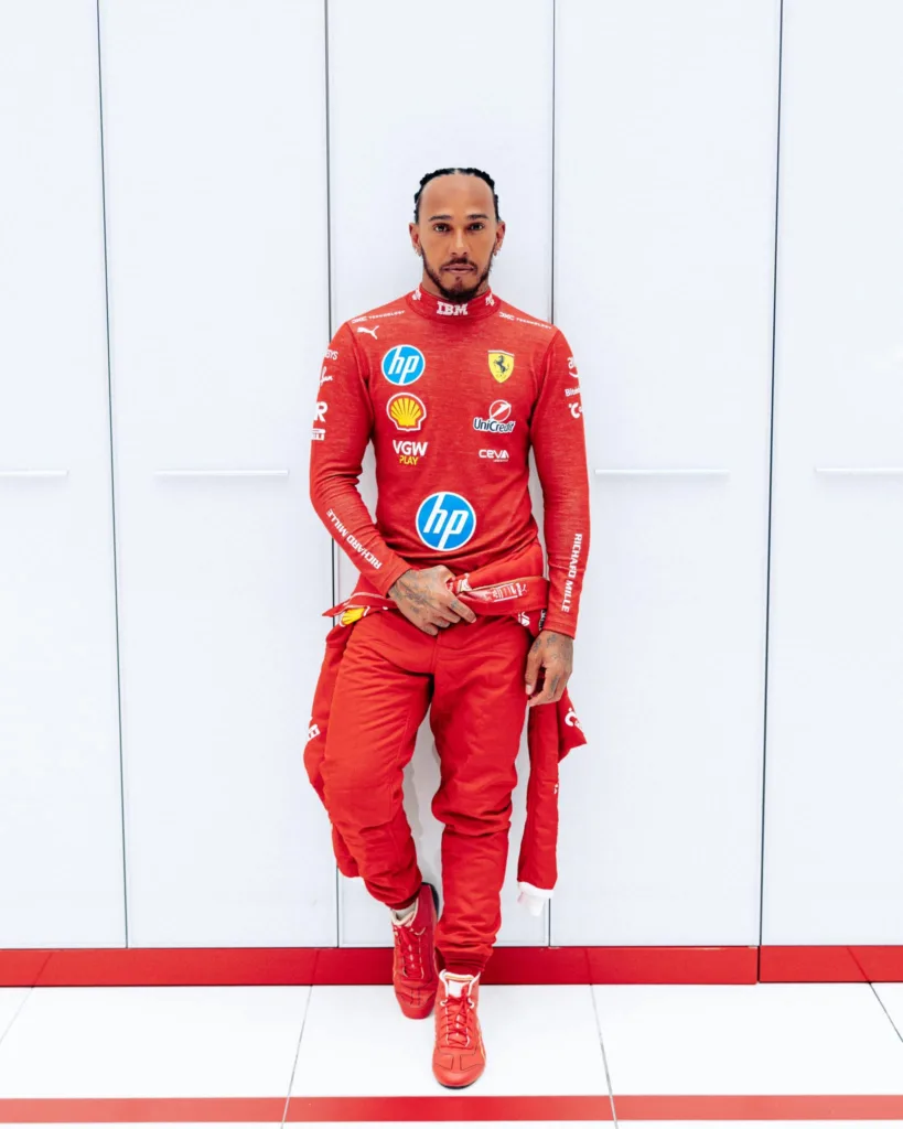 Lewis Hamilton realiza sonho ao vestir macacão vermelho da Ferrari. Saiba mais sobre a nova era do piloto de Fórmula 1.