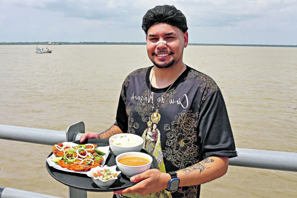A área de gastronomia do Ver-o-Peso é um refúgio para saborear a culinária local, se deslumbrar com o rio e “jogar conversa fora”. Além, claro, de contar com a simpatia das funcionárias dos boxes da feira A área de gastronomia do Ver-o-Peso é um refúgio para saborear a culinária local, se deslumbrar com o rio e “jogar conversa fora”. Além, claro, de contar com a simpatia das funcionárias dos boxes da feira