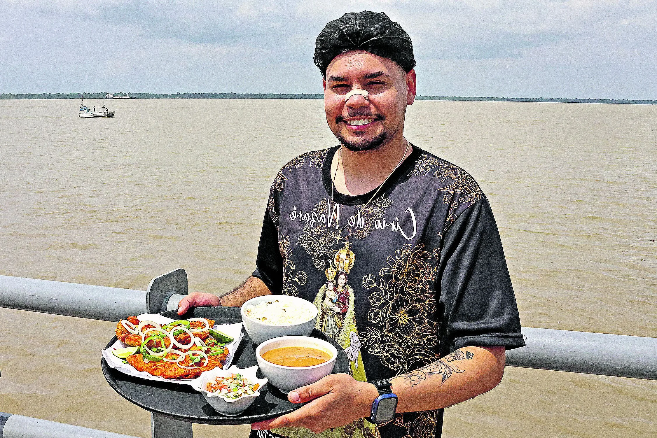 A área de gastronomia do Ver-o-Peso é um refúgio para saborear a culinária local, se deslumbrar com o rio e “jogar conversa fora”. Além, claro, de contar com a simpatia das funcionárias dos boxes da feira