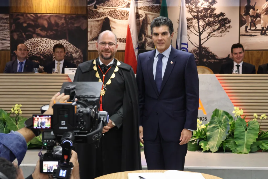 O presidente do TCM, Lúcio Vale, ao lado do governador Helder Barbalho