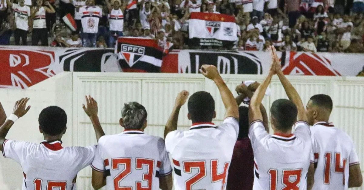 Criciúma e São Paulo se enfrentam na semifinal da Copinha. Não perca esse duelo decisivo do torneio de futebol júnior.