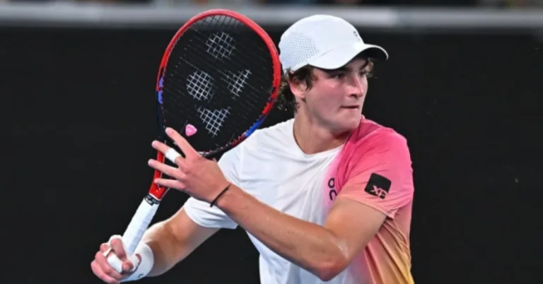 João Fonseca até saiu na frente, mas levou a virada de Alex de Minaur, atual número 11 do mundo, e está eliminado na terceira rodada do Masters 1000 de Miami.