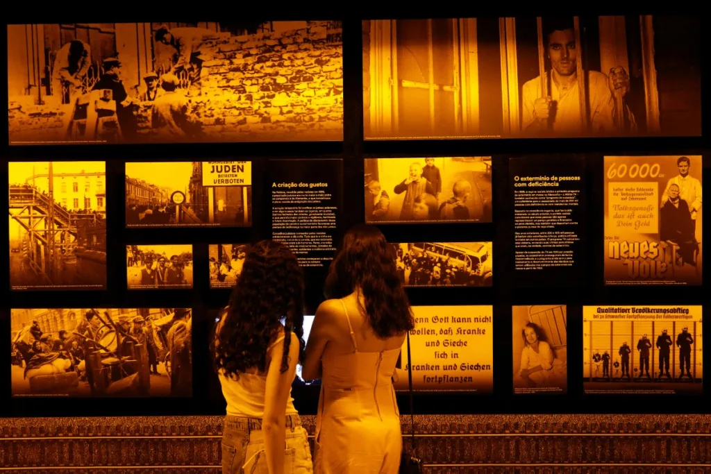 Descubra o significado do Dia Internacional de Memória do Holocausto e a importância de homenagear as vítimas e suas famílias. Descubra o significado do Dia Internacional de Memória do Holocausto e a importância de homenagear as vítimas e suas famílias.