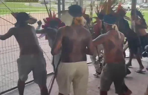 Manifestantes indígenas arrombaram o portão da Seduc