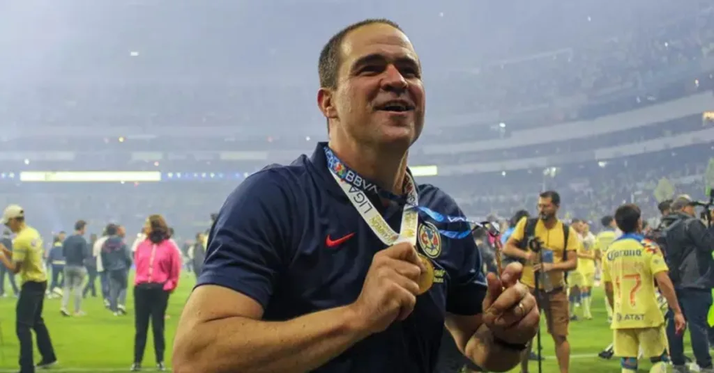 André Jardine, que está no América-MEX, é o favorito para assumir o posto e já foi entrevistado. André Jardine, que está no América-MEX, é o favorito para assumir o posto e já foi entrevistado.