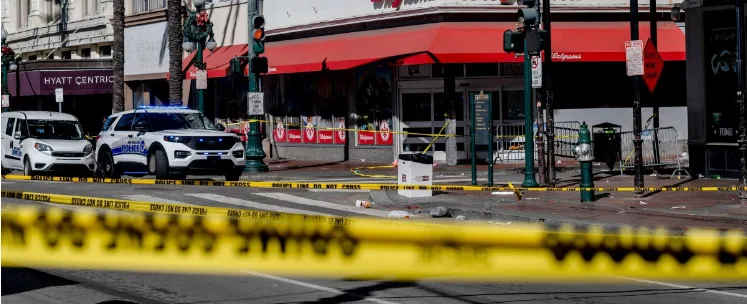 A rua Bourbon, alvo do ataque que matou ao menos 15 pessoas em Nova Orleans na madrugada desta quarta (1º), lembra o Brasil.