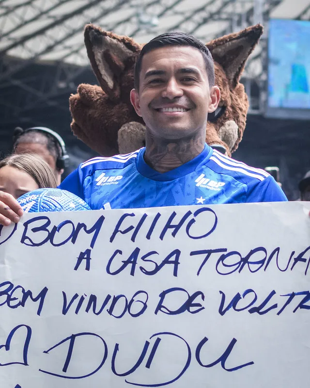 O Cruzeiro anunciou oficialmente nesta sexta-feira (2) a rescisão contratual com o atacante Dudu, que está agora livre no mercado.