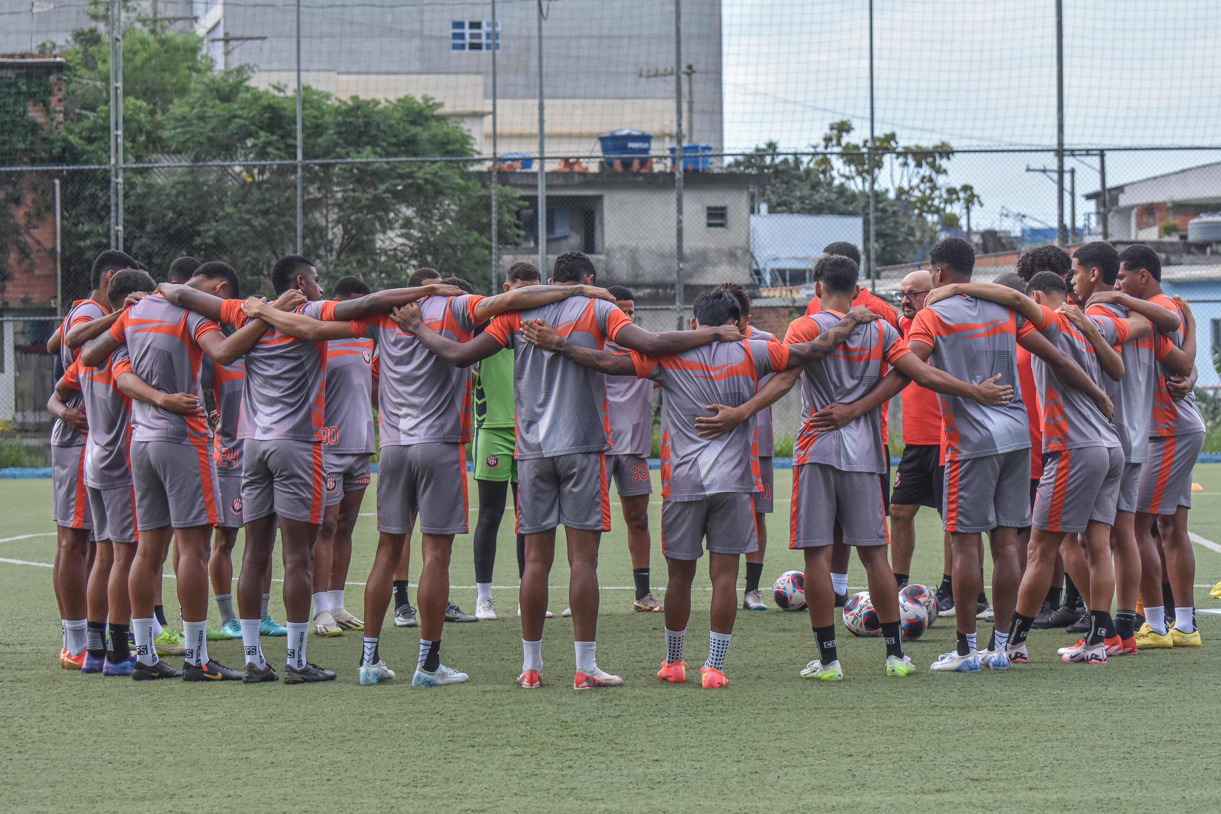 O Carajás Esporte Clube entra em campo neste sábado (11), às 14h15, no Estádio Municipal Prefeito Gabriel Marques da Silva, em Santana de Parnaíba, para enfrentar o São Bento-SP pela terceira e decisiva rodada da fase de grupos da Copa São Paulo de Futebol Júnior. Em situação delicada, o time paraense precisa de uma vitória convincente para manter viva a esperança de classificação e ainda torcer por um tropeço do Ituano, que encara o Fortaleza no outro confronto do grupo, às 16h30. Assim, a vaga será decidida nos critérios de desempate: saldo de gols e, em seguida, número de gols marcados.