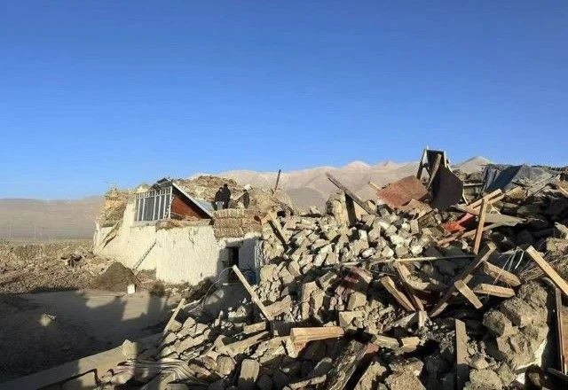 O abalo sísmico, a uma profundidade de 10 km, causou o colapso de inúmeros edifícios e também foi sentido na Índia, no Nepal e no Butão, embora nesses três países não tenham sido registradas mortes.