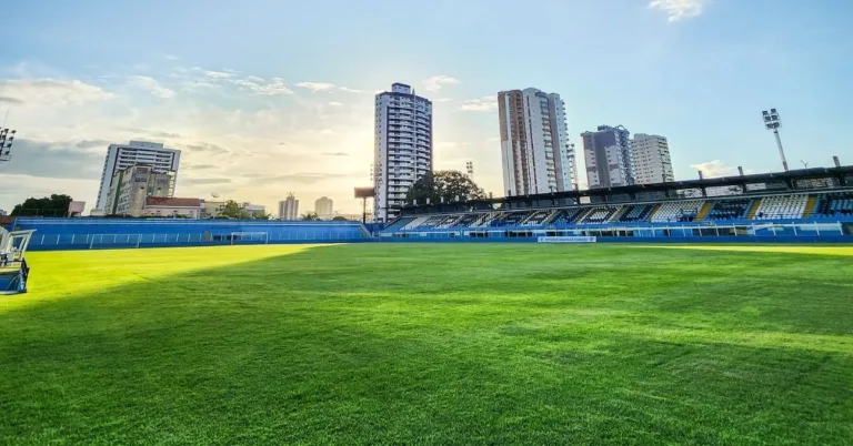 Após mais de três meses de reformas, o Estádio da Curuzu — conhecido como o "caldeirão bicolor" — voltará a receber uma partida do time principal masculino do Paysandu. Foto: Paysandu/divulgação
