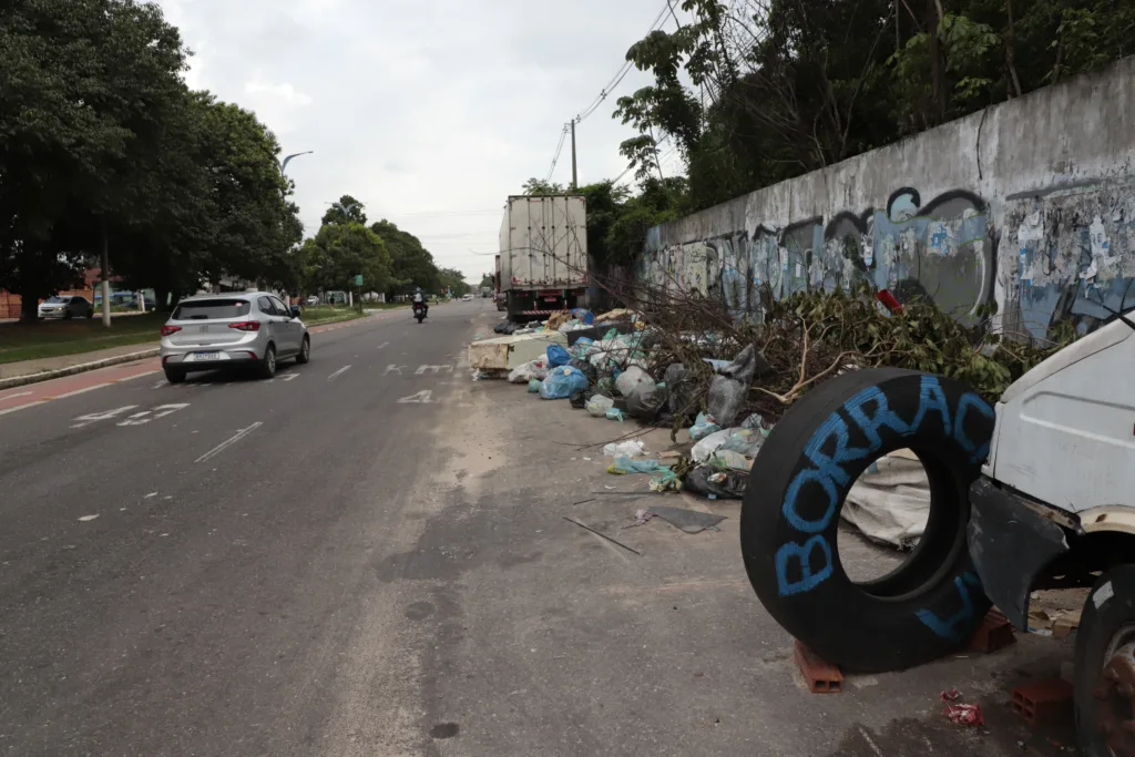 Entre os problemas relatados, estão o lixo nas ruas, calçadas quebradas e abandono de obras FOTOs: wagner almeida