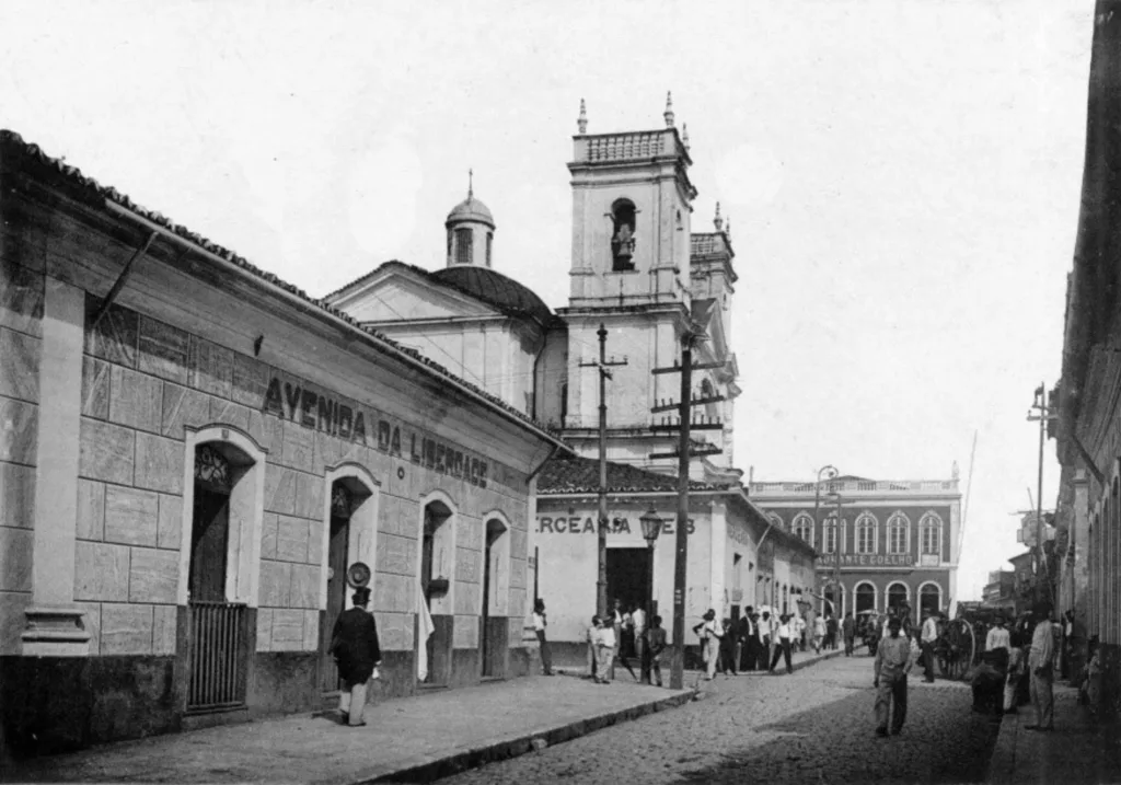 Travessa Padre Prudêncio no início do século XX. No centro, as torres da Igreja de Sant'Ana. Foto - Reprodução Belém Antiga.