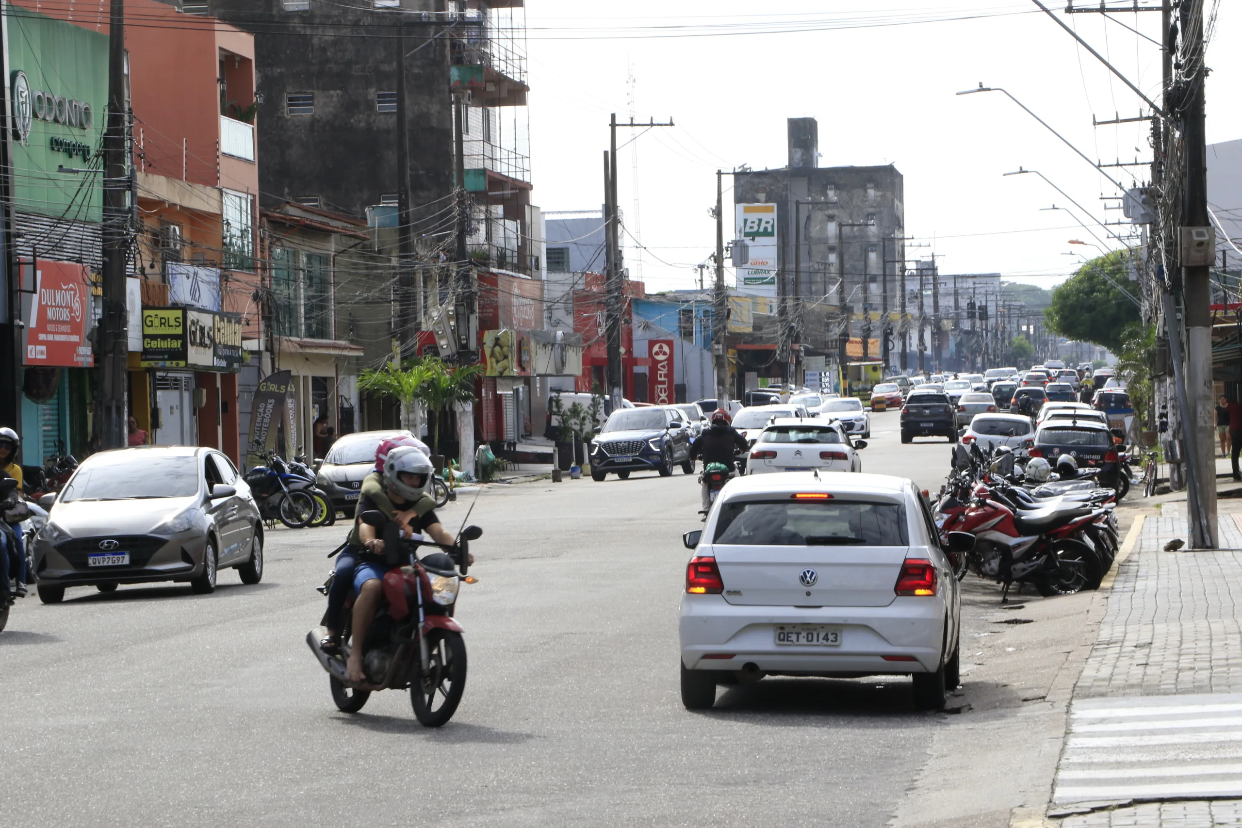 Via da Marambaia é conhecida pela intensa circulação de veículos e comércio FOTOs: celso rodrigues