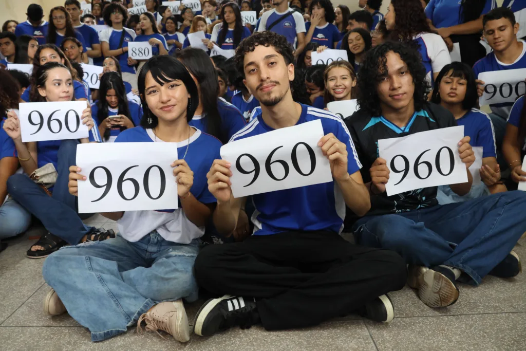 A comemoração foi marcada com a tradicional foto com os alunos, representando o desempenho de toda a equipe escolar e a importância da educação pública. 