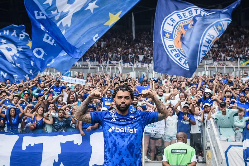 Gabigol ganha mosaico e é apresentado pelo Cruzeiro