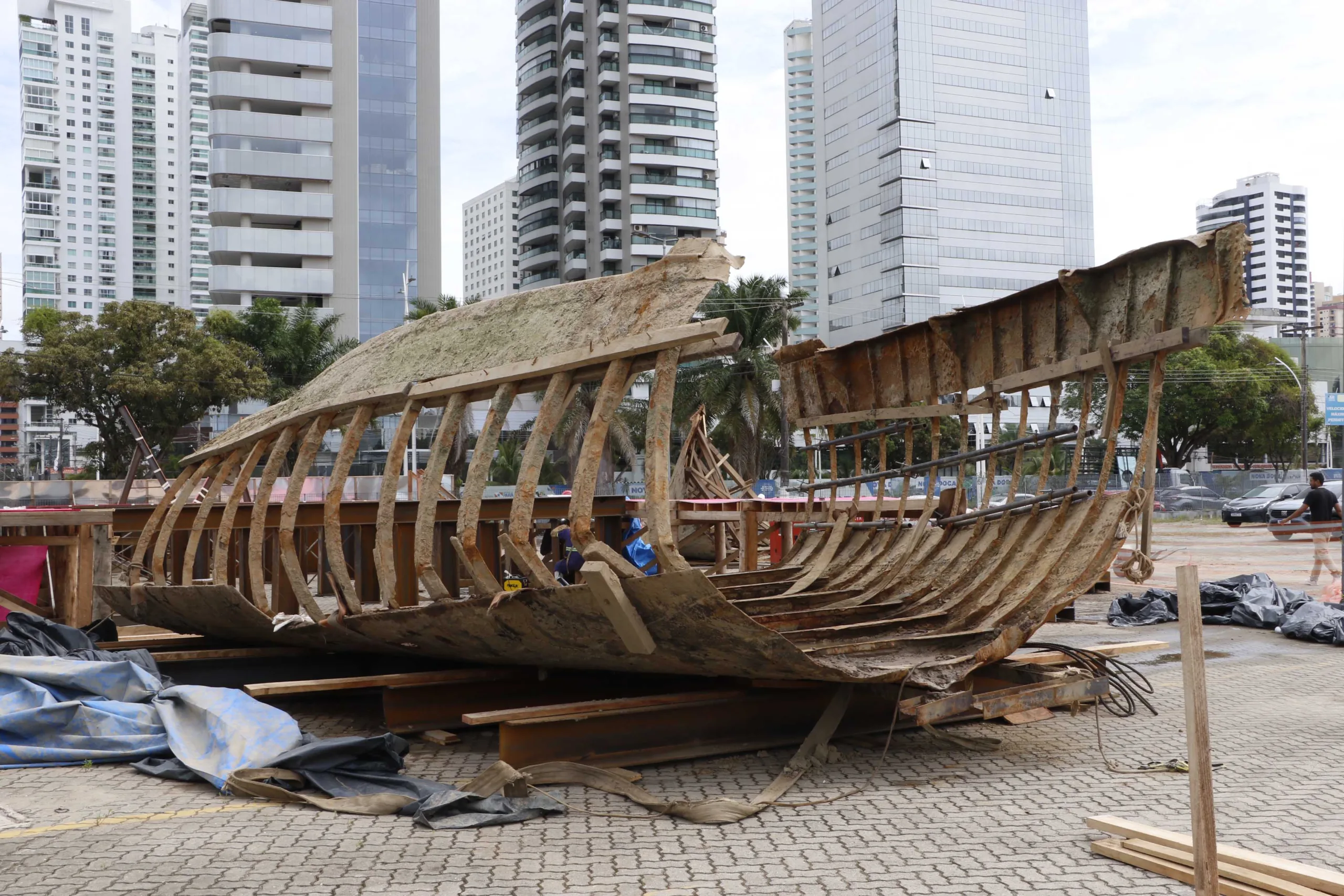 Embarcação foi encontrada no canal da Doca. Foto: Celso Rodrigues/ Diário do Pará.