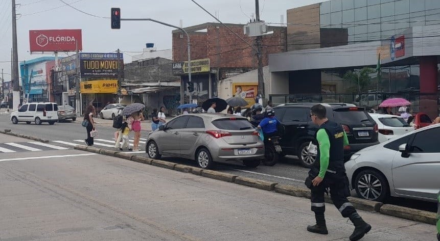 Prefeitura de Belém realiza operação da Semob para combater infrações de trânsito e fila dupla na Avenida Augusto Montenegro.