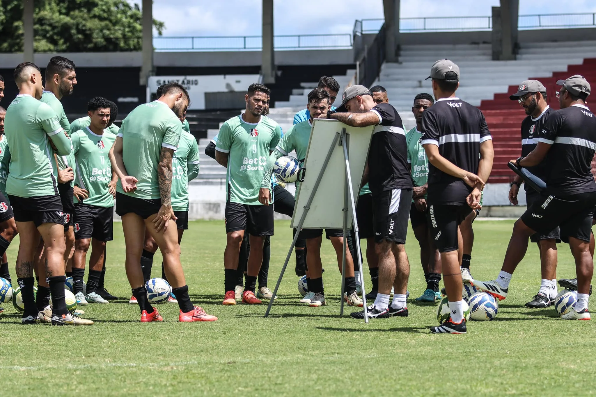 O Santa Cruz, que vem de derrota no clássico contra o Náutico, deseja reencontrar a confiança da sua torcida e melhorar sua posição na tabela.