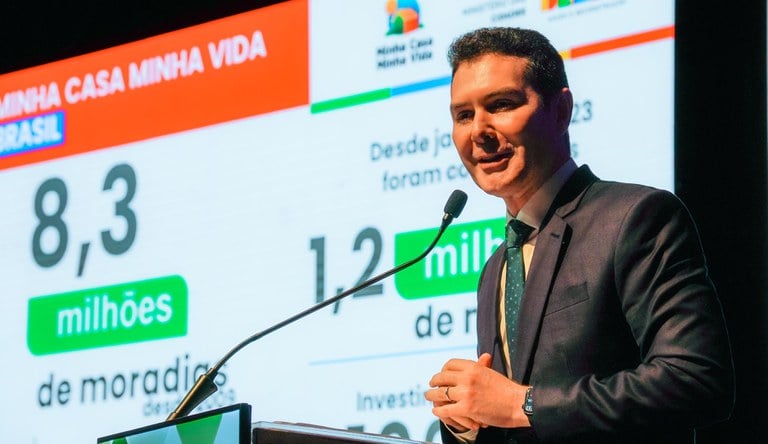 O ministro das Cidades, Jader Filho, ressaltou o compromisso do governo com a habitação popular, destacando que, com essa ampliação, o programa agora alcança também a classe média. Crédito: Gabriel Oliveira.