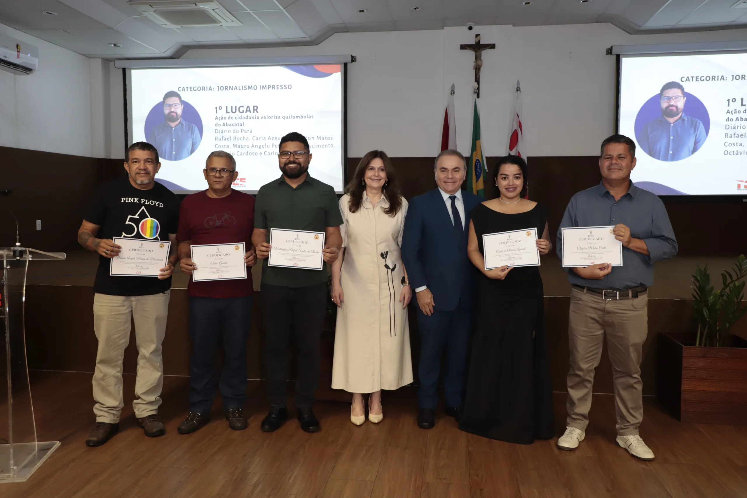 Mauro Ângelo, fotógrafo; Carlos Gondim, auxiliar técnico; Rafael Rocha, repórter; conselheira Rosa Egídia Crispino, presidente do TCE-PA; conselheiro Luis Cunha, corregedor do TCE-PA; Carla Azevedo, produtora; e Clayton Matos, diretor de Redação. Foto: Wagner Almeida / Diário do Pará