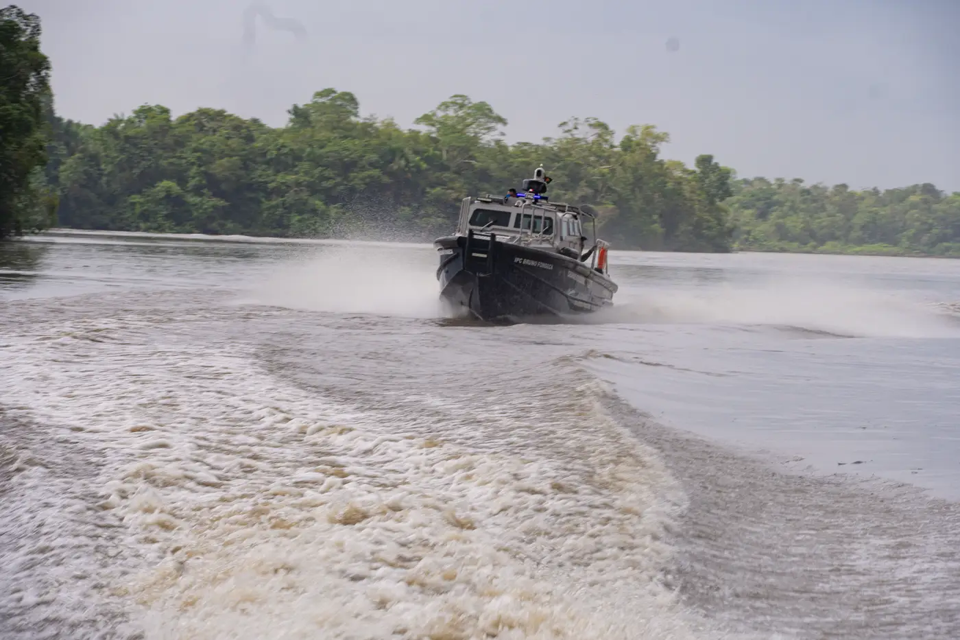 Grupamento Fluvial realiza treinamento de tiro embarcado em lanchas blindadas