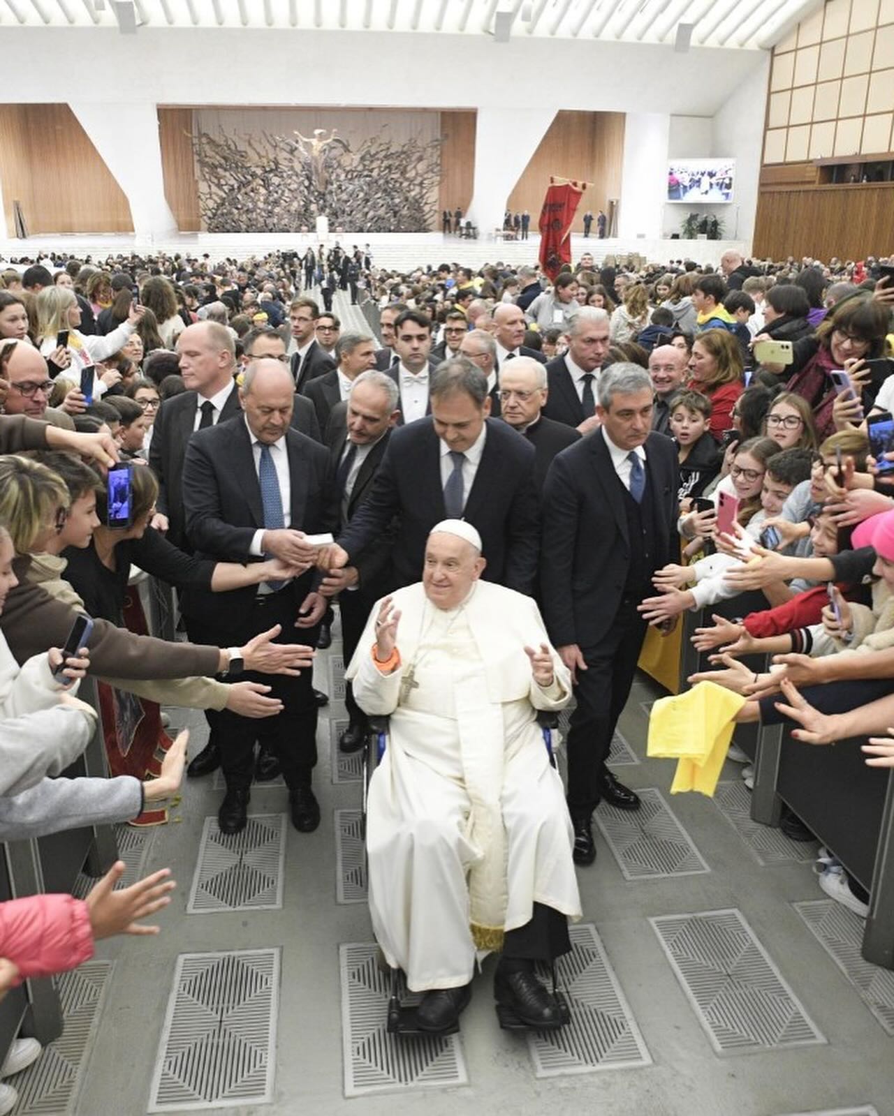 Ao longo dos anos, fiéis do mundo todo têm questionado a Igreja sobre a “folha de pagamento” do papa. A resposta veio de forma inesperada e até bem-humorada.