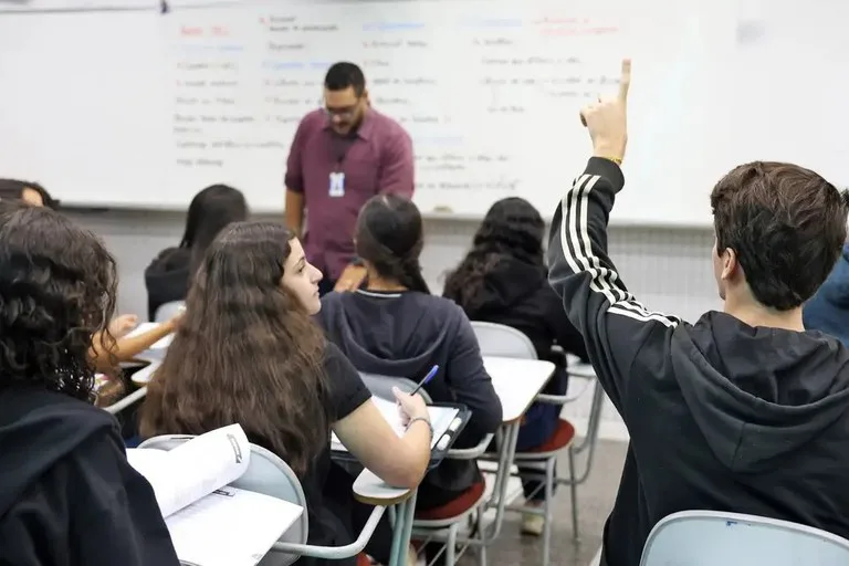 Conheça o programa Mais Professores para o Brasil, uma iniciativa para valorizar e qualificar os professores da educação básica.