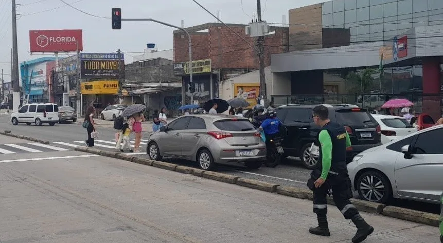 Prefeitura de Belém realiza operação da Semob para combater infrações de trânsito e fila dupla na Avenida Augusto Montenegro.