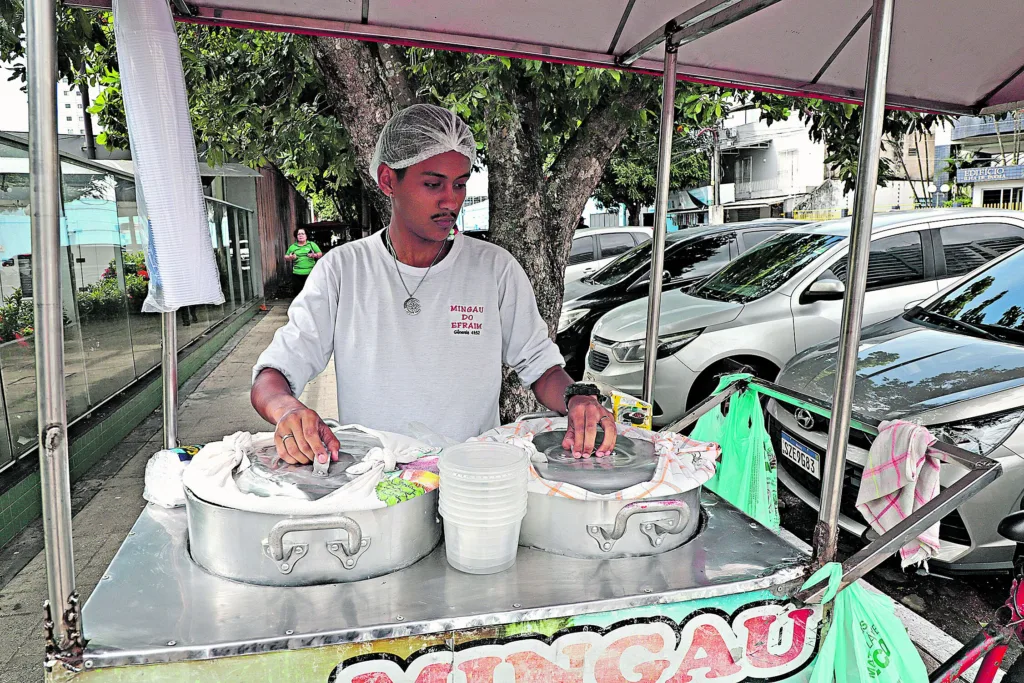 Matheus Nunes, 21 anos, trabalha com a comercialização de mingau de milho e tapioca 