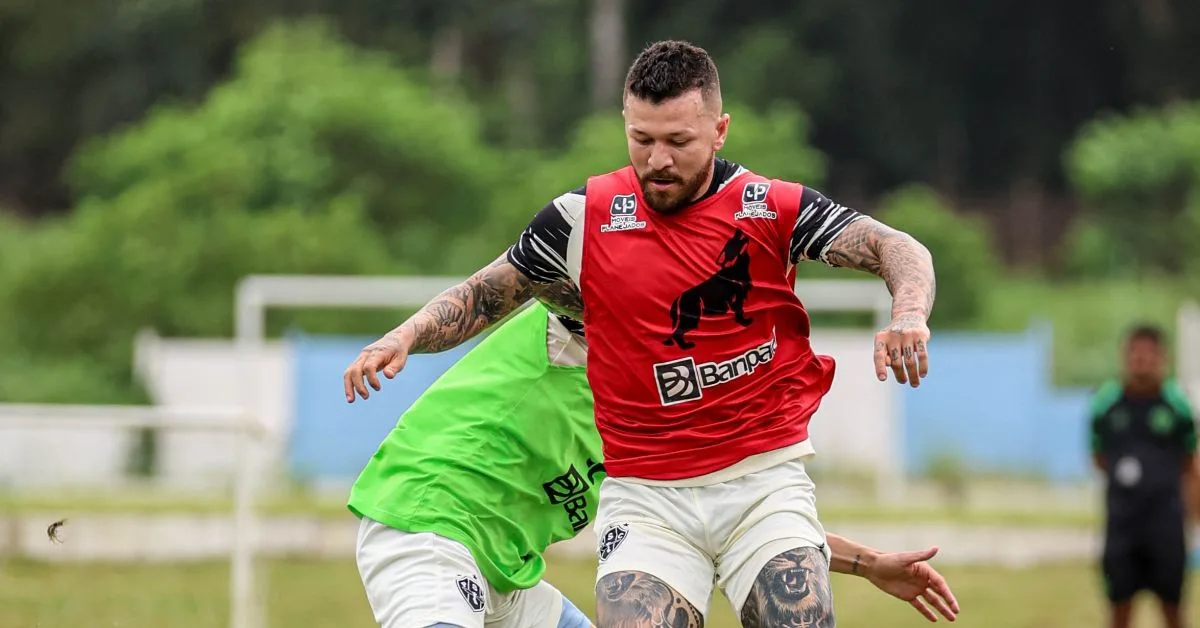 
O atacante Rossi pode fazer sua estreia com a camisa bicolor - Foto: Matheus Vieira/PSC